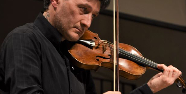 Foto del protagonista mentre suona il violino